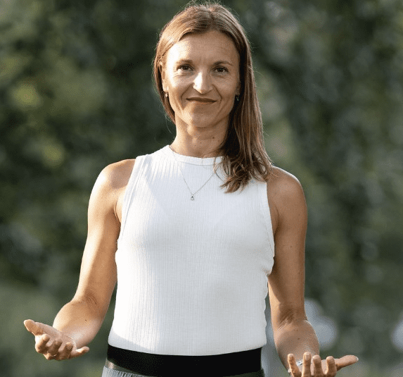 Linda stojí s otevřenou náručí